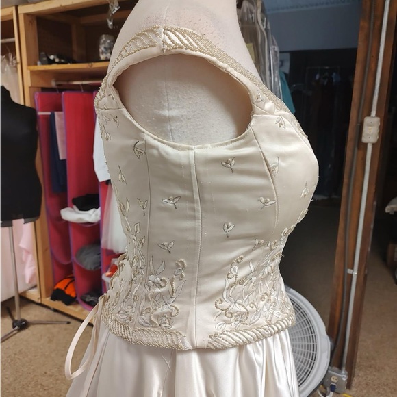 Wedding Dress - Picture 3 of 9